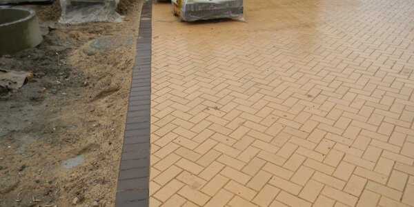 Укладка клинкерной брусчатки не используя бордюра.Плитка от российского производителя.Мощение ёлочкой.