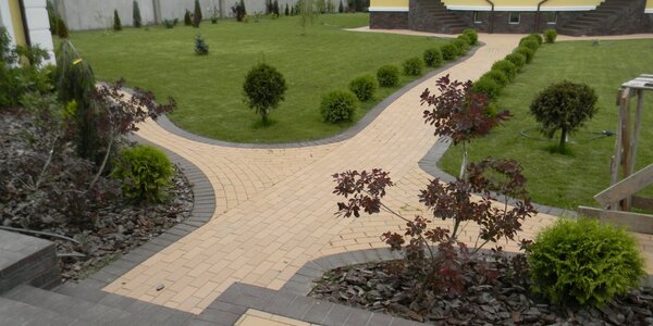 Терасса выполнена в одном стиле с дорожками.