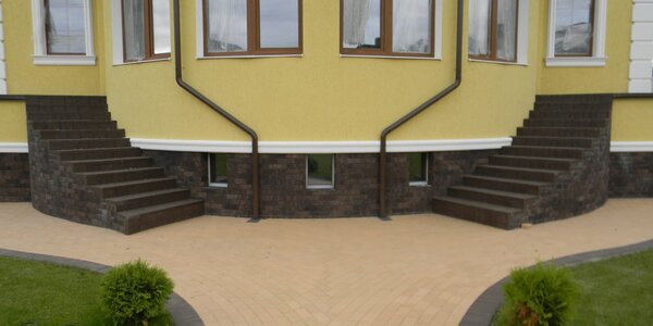 Мощение клинкерной плиткой.Ступени также выполнены из клинкера.