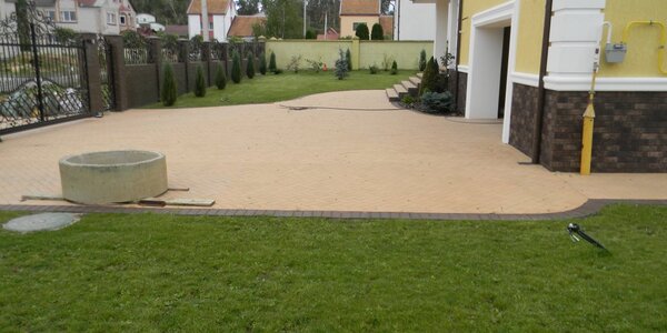 Въездная группа вымощенная клинкерной брусчаткой.Цоколь облицован польской клинкерной плиткой.