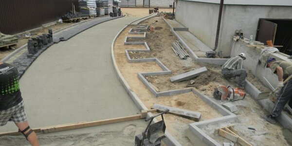 Процесс работ.Укладывается тротуарная плитка коллекции СТАРЫЙ ГОРОД (Минскжелезобетон),на ЦПС ( цементно-песчаную смесь)