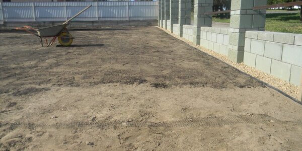 Подготовка к посеву газона.Срезаем старый дерн, пересееваем землю, кладем  сетку от кротов и удобряем торфом. Обратите внимание-забор у основания защищен подсыпкой из гравия.