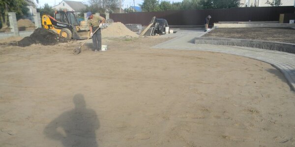 После выравнивания земли нужно утрамбовать ее специальным катком.