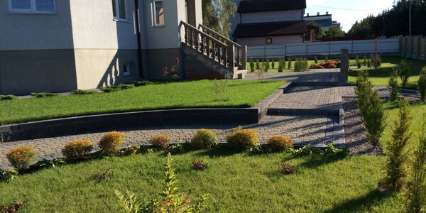 Возведение подпорных стенок  придаёт красивый вид вашему участку.