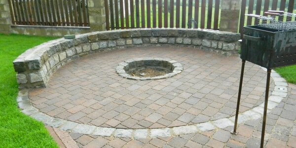 Место для костра.Мощение выполнено из польской плитки колекции АТЕНА с вставками из натурального гранита