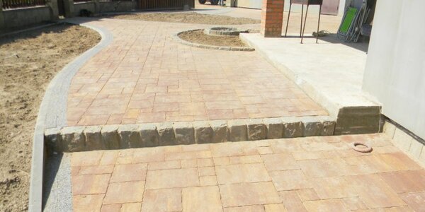 Укладку тротуарной плитки закончили,нужно приступать к озеленению.