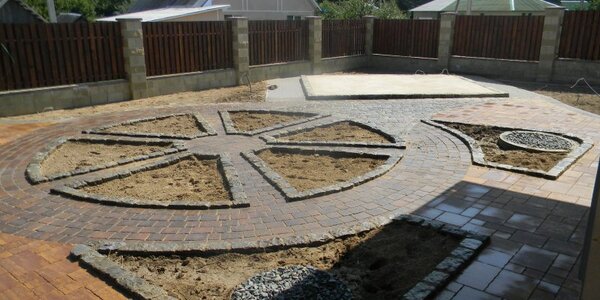 Обустройство небольшого огорода.Мощение плиткой РИМ КОЛОРМИКС,АТЕНА и гранитной брусчаткой