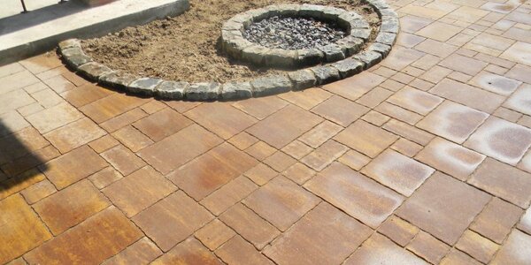 Обустройство скрытого колодца для приема ливневых вод. Мощение тротуарной плиткой РИМ КОЛОРМИКС