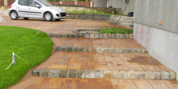 Дорожка на задний двор,возле неё укладывался рулонный газон.