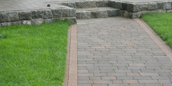 Место для костра.Мощение выполнено из польской плитки колекции АТЕНА с вставками из натурального гранита