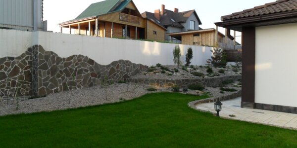 Задний двор.Подпорные стены облицованые песчаником выделяют красивый рокарий.