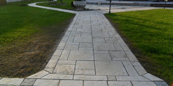 Вибролитая плитка из белого цемента