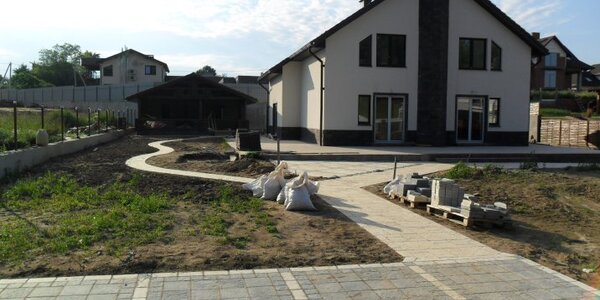 Плитка уложена,следующий этап -озеленение