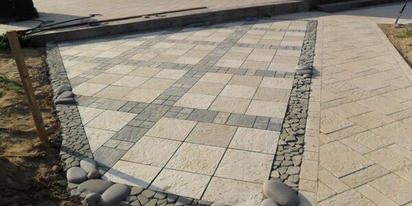 Мощение тротуарной плитки с вставками из гальки