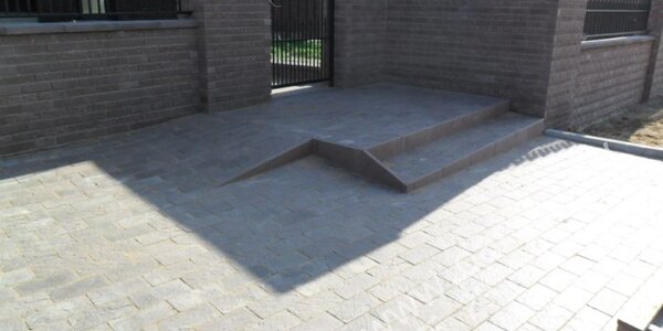 Ступени с небольшим пандусом.