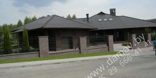 Тротуар вдоль дороги.