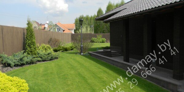 Мощение большой площади тротуарной плиткой.