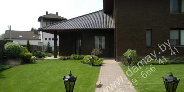 Дорожка на задний двор с уличной подсветкой.