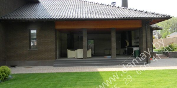 Небольшая площадка у террасы