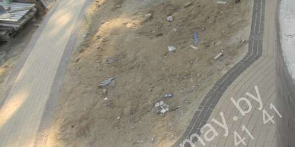 10)Вместо бортика из клинкерной брусчатки выкладывался фриз.