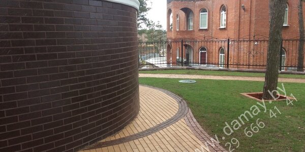 2)Мощение отмостки. Использовался клинкер тротуарный соломенный классик Барселона.