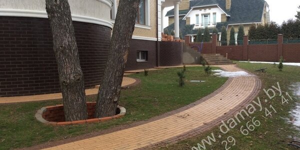 Уровень участка поднимали до 2-х метров.Поэтому вокруг сосен выкладывали колодцы,для того чтоб они не зачахли.Планируется оборудовать деревья подсветкой